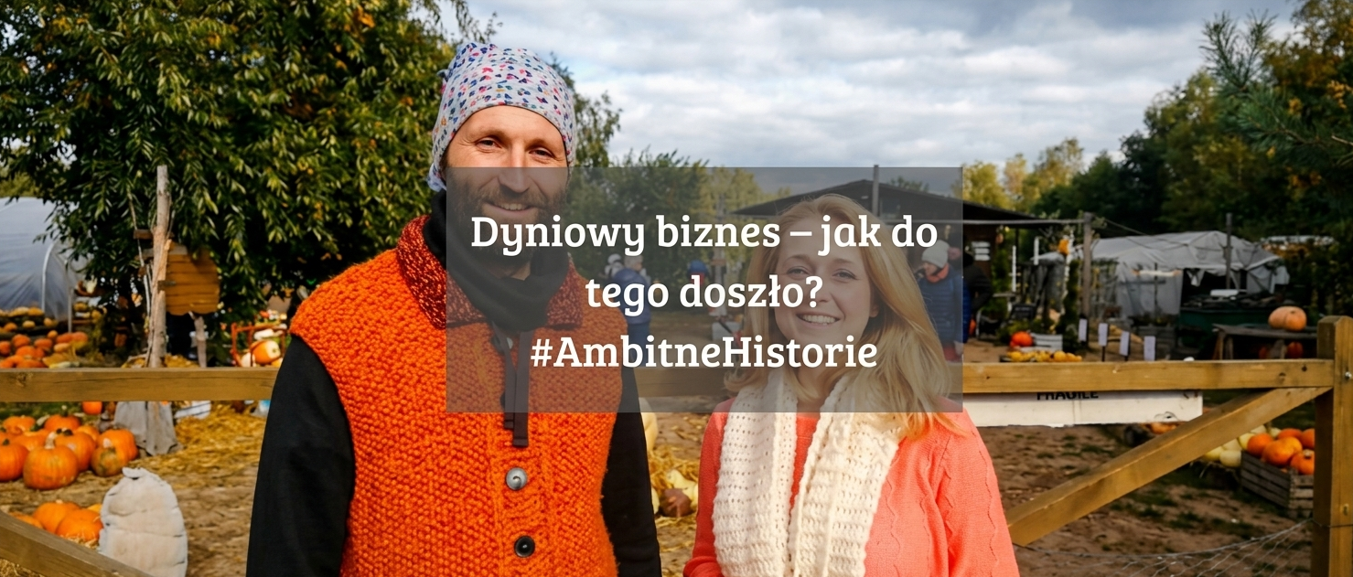 Para osób w ubraniach na farmie dyń, #AmbitneHistorie, marketing lokalny w tle. Dyniowy biznes