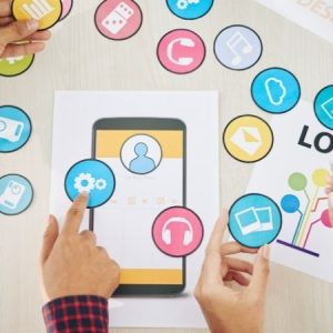 Mężczyzna przy komputerze ilustrujący zmęczenie związane z marketingiem internetowym i SEO. 5 błędów w Social Mediach