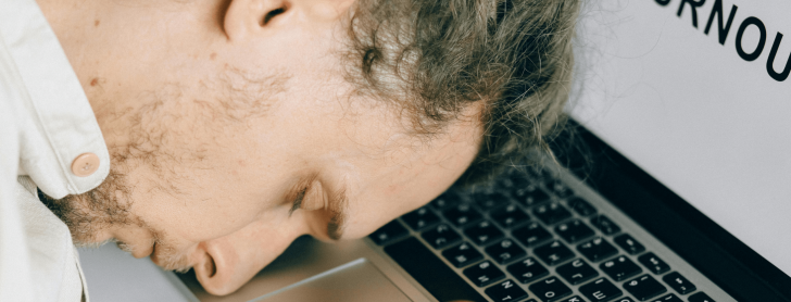 Mężczyzna przy komputerze ilustrujący zmęczenie związane z marketingiem internetowym i SEO. 5 błędów w Social Mediach. 