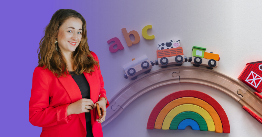 Kobieta w czerwonej marynarce obok kolorowej zabawki z pociągiem i literami abc, marketing internetowy.