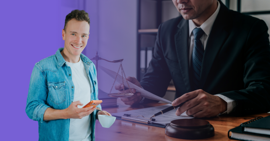 Mężczyzna z telefonem i filiżanką, biuro marketingu internetowego, SEO i social media.