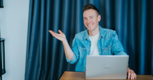 Mężczyzna przy biurku z laptopem.