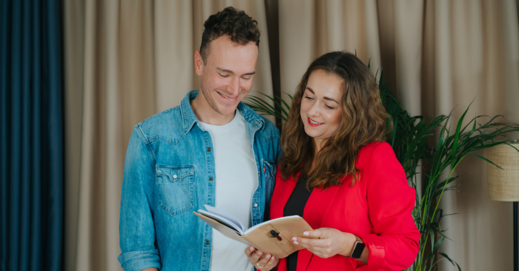 Para współpracująca nad strategią marketingu internetowego w biurze agencji.