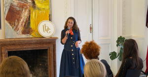 Osoba przemawiająca na konferencji marketingowej Ambitna Marka, dekoracje wnętrz.