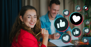 Agenci marketingowi omawiają strategię SEO i social media przy biurku.