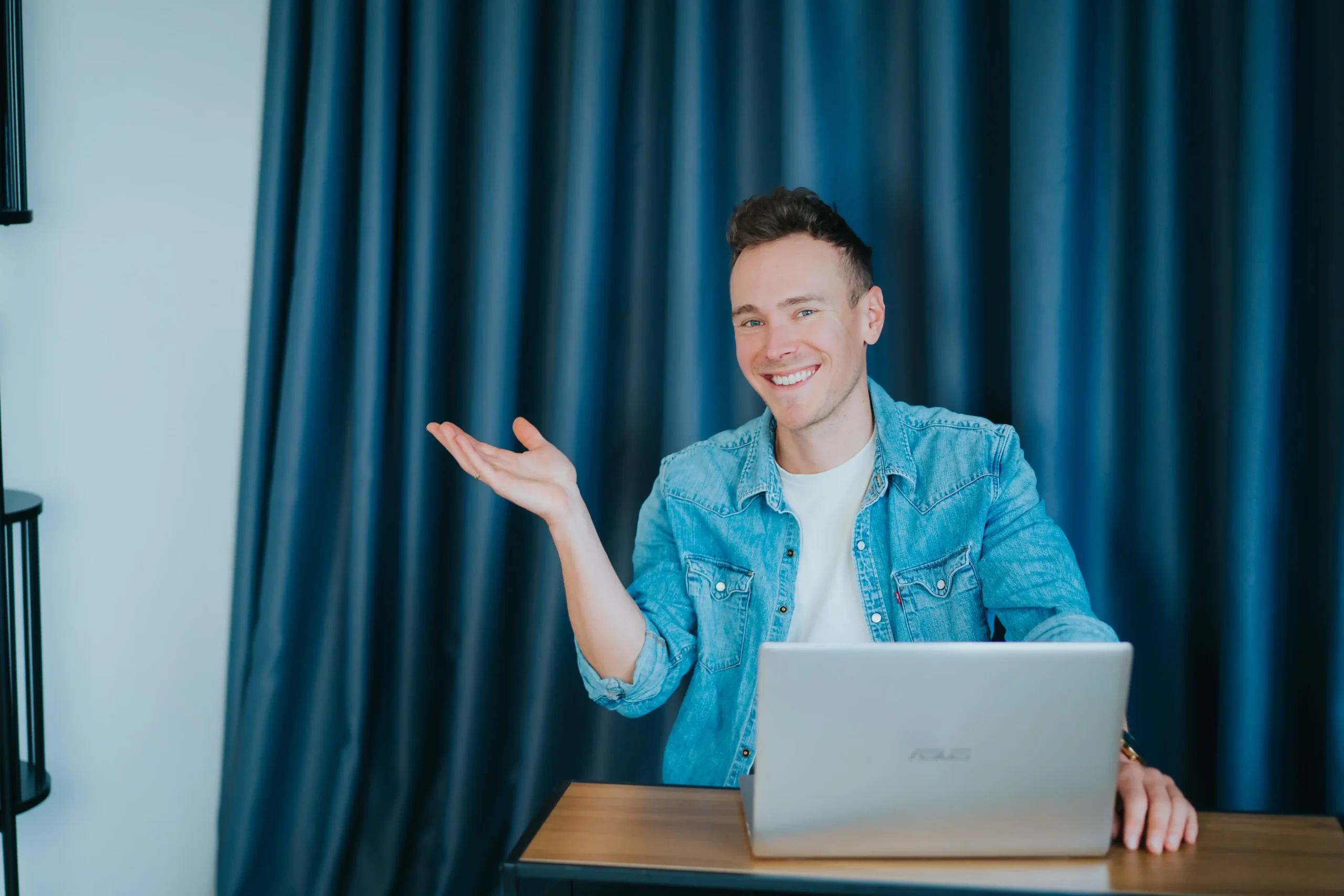 Mężczyzna przy laptopie w biurze agencji marketingu internetowego Ambitna Marka.