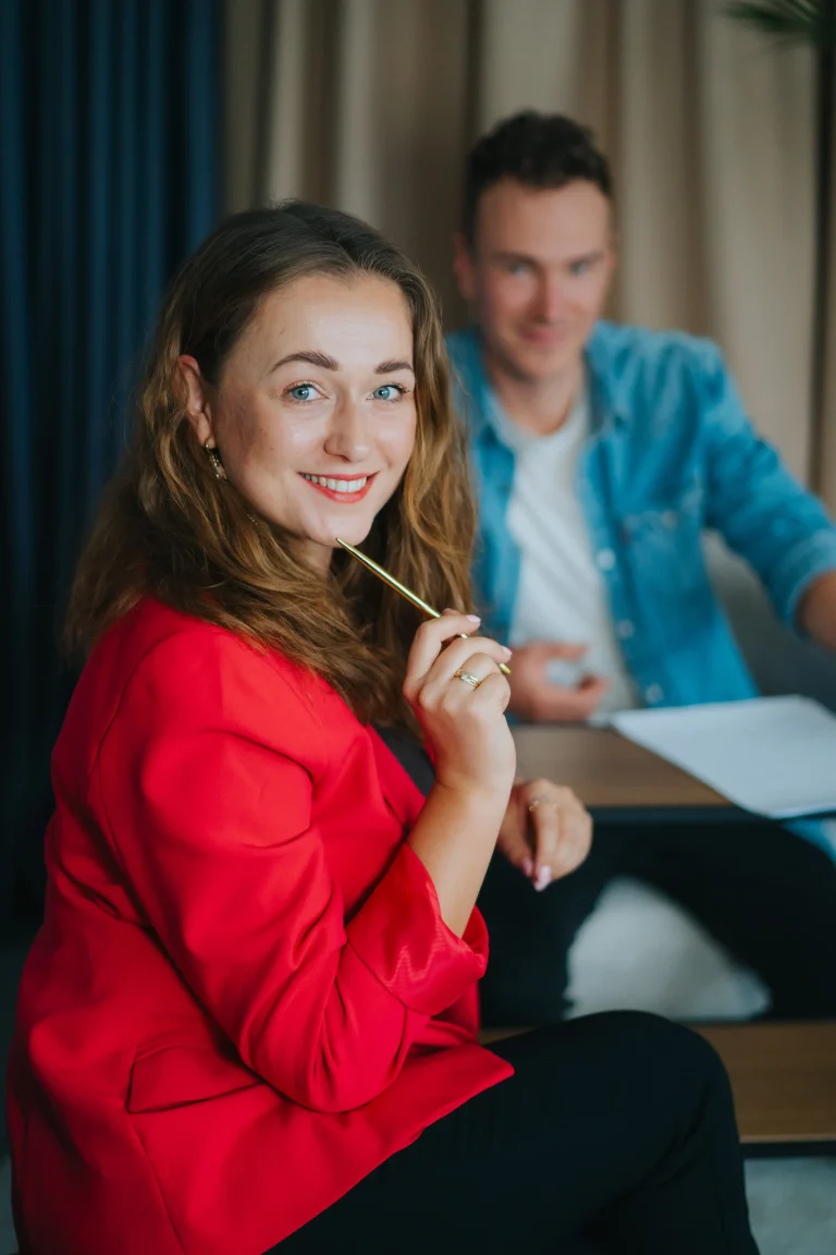 Specjalistka ds. marketingu internetowego omawia strategię SEO w biurze agencji Ambitna Marka.