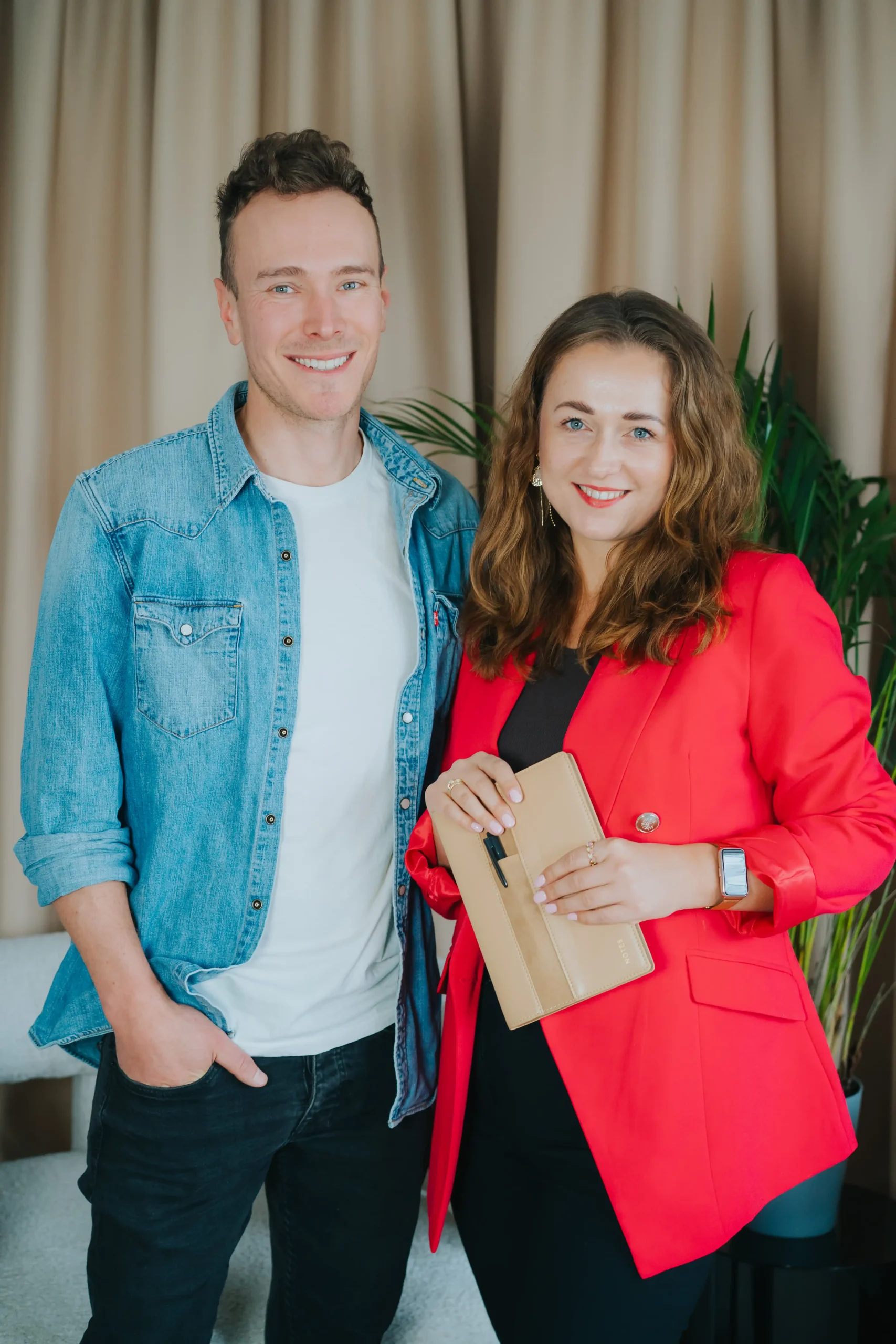 Specjaliści ds. marketingu internetowego w agencji Ambitna Marka, rozmowa o strategii SEO.