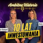 Dwie kobiety uśmiechają się na tle banera Ambitne Historie, napis 10 lat inwestowania.