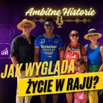 Grupa ludzi na wakacjach w rajskiej scenerii, podcast Ambitne Historie.