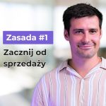 Mężczyzna na tle jasnego biura z napisem Zasada #1 Zacznij od sprzedaży, marketing internetowy.