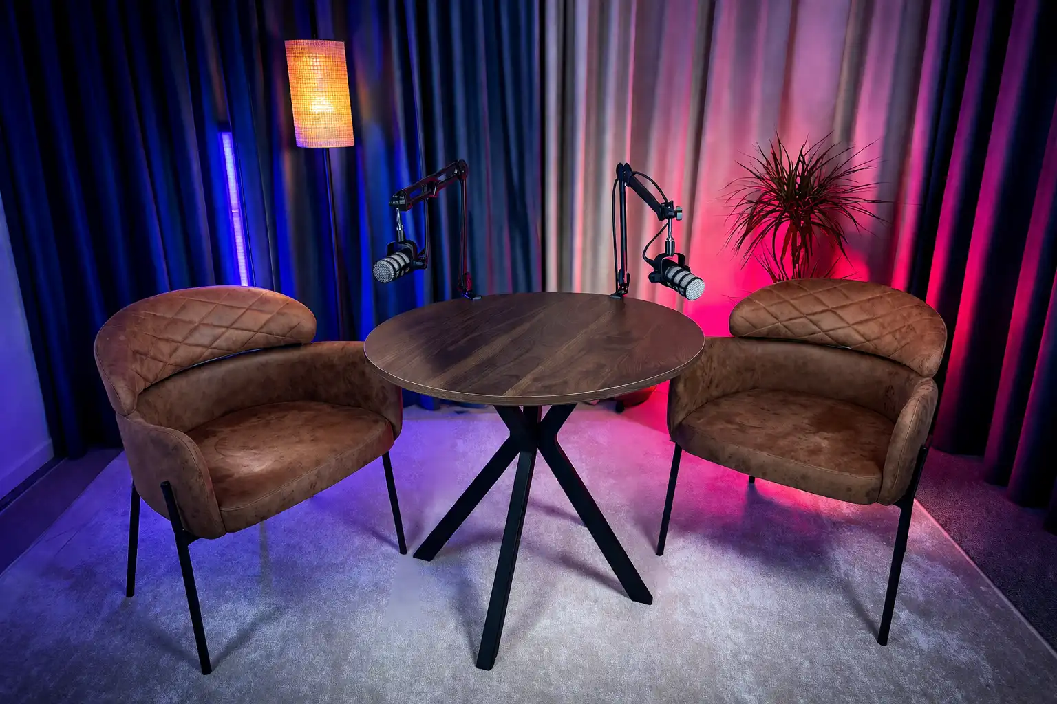 Studio nagrań z mikrofonami i krzesłami, idealne do podcastów o marketingu internetowym i SEO.