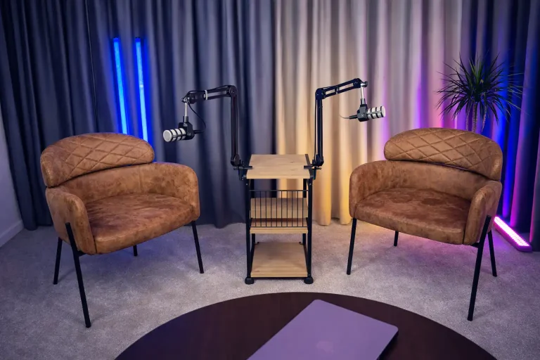Studio nagraniowe agencji marketingowej Ambitna Marka z mikrofonami i fotelami do podcastów.